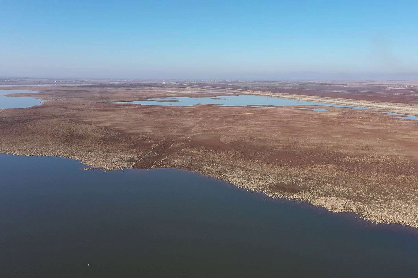 Devegeçidi Barajı suyu yaklaşık 150 metre geri çekildi Devegeçidi Barajı suyu yaklaşık 150 metre geri çekildi